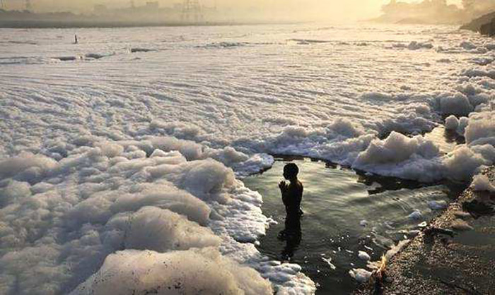 （圖：被工業泡沫污染的海水）