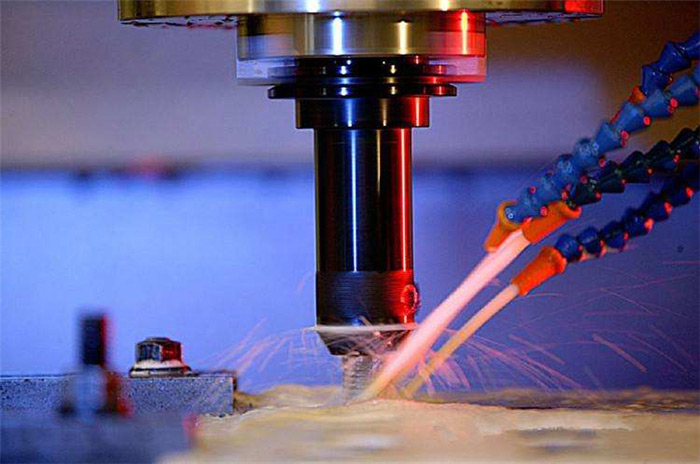 （圖：金屬加工液使用場景）